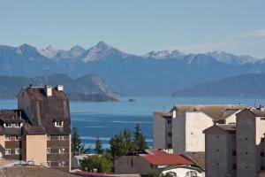 una ciudad con vistas al agua y a las montañas en Hotel 7 Lagos en San Carlos de Bariloche