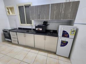Kuchyň nebo kuchyňský kout v ubytování Modern Family Apartments 7 Mins Drive to Al Masjid Nabwi - Glamor