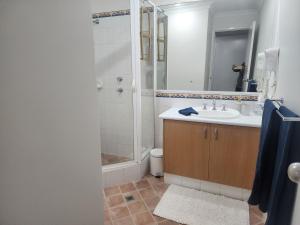 Vannituba majutusasutuses Apartment in Apollo Quays resort with shared Jetty