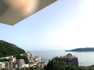 una vista dell'oceano da un edificio di Apartments GC 3 a Rafailovici