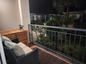 Rõdu või terrass majutusasutuses Apartment in Apollo Quays resort with shared Jetty