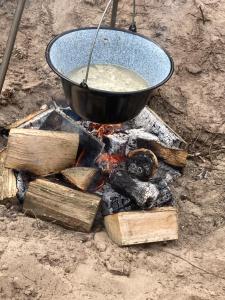 't HorntjeKleine Tipi Texel的 ⁇ 火上的一个锅