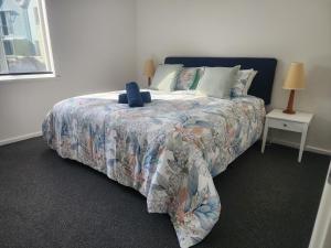 曼哲拉Apartment in Apollo Quays resort with shared Jetty的一间卧室，床上有一个蓝色枕头 更多21张照片