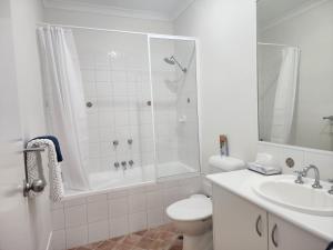 Vannituba majutusasutuses Apartment in Apollo Quays resort with shared Jetty