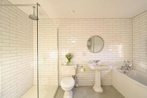 Bilik mandi di The Old Farmhouse +15 gambar