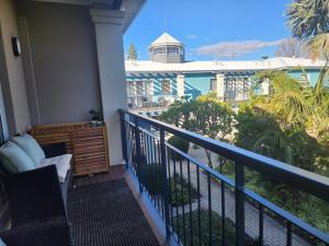 Rõdu või terrass majutusasutuses Apartment in Apollo Quays resort with shared Jetty