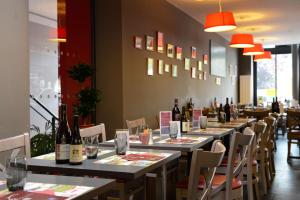 Nápoje v ubytování Brit Hotel Du Dauphin L'Aigle + 37 fotografií