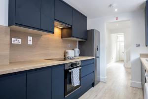 Η κουζίνα ή μικρή κουζίνα στο Sleek Retreat Modern Home with Games Room and Home Cinema Lounge-Sleeps 8 +41 φωτογραφίες
