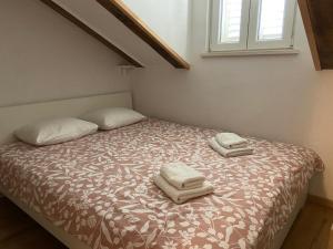 Кровать или кровати в номере Lanai Apartment