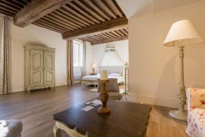 a living room with a table and a bed at Le Cara in Beaune
