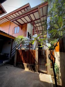 Kalamoana House的阳台或露台
