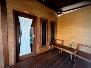 Kalamoana House的阳台或露台