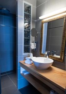 Koupelna v ubytování Brit Hotel Confort Saint-Lô