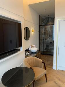 Μια τηλεόραση ή/και κέντρο ψυχαγωγίας στο Boutique Hotel Jersey