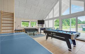 Bàn bi-da tại Holiday Home Tranekær 59 With Hot Tub