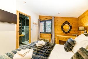 sypialnia z łóżkiem i oknem w obiekcie Homency - Chalet La Biche w LʼAlpe-dʼHuez