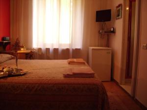 ローマにあるB&B Vaticanroomsのベッドルーム1室(テーブル、窓付)