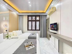 TV a/nebo společenská místnost v ubytování 聚贤居客栈 Fenghuang Juxianju Inn + 18 fotografií
