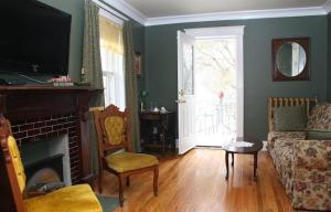 穆斯乔 瓦卡莫夫高地住宿加早餐酒店的带沙发和壁炉的客厅