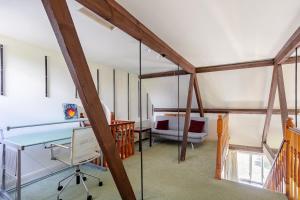 een woonkamer met een tafel en een bank bij Grade II Old Engine House, on the SW Coast Path in Noss Mayo +29 foto's