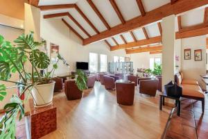 TV a/nebo společenská místnost v ubytování Brit Hotel Confort Castres