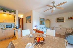 a living room with a dining table and a kitchen at Family Flat - Casa vacanza ideale per famiglie in Olbia