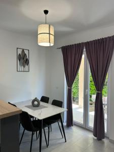 ティヴァトにあるLuxury apartments A&Nのダイニングルーム(テーブル、紫のカーテン付) +4枚の写真