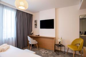 TV a/nebo společenská místnost v ubytování Brit Hotel Paris Orly Rungis