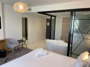 Postel nebo postele na pokoji v ubytování Brit Hotel Paris Orly Rungis