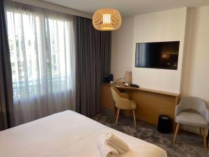 TV a/nebo společenská místnost v ubytování Brit Hotel Paris Orly Rungis