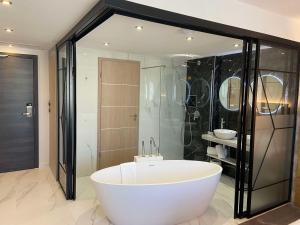 Koupelna v ubytování Brit Hotel Paris Orly Rungis