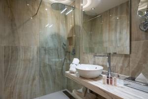 Koupelna v ubytování Brit Hotel Paris Orly Rungis