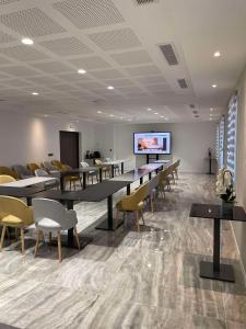 TV a/nebo společenská místnost v ubytování Brit Hotel Paris Orly Rungis