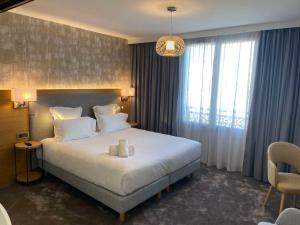 Postel nebo postele na pokoji v ubytování Brit Hotel Paris Orly Rungis