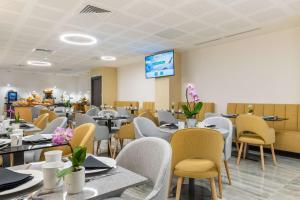 TV a/nebo společenská místnost v ubytování Brit Hotel Paris Orly Rungis