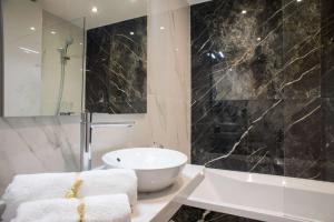 Koupelna v ubytování Brit Hotel Paris Orly Rungis