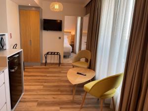 Kuchyň nebo kuchyňský kout v ubytování Brit Hotel Paris Orly Rungis