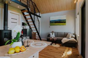 Χώρος καθιστικού στο Domek Wichrówka z widokiem na góry