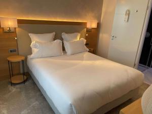 Postel nebo postele na pokoji v ubytování Brit Hotel Paris Orly Rungis