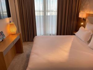 Postel nebo postele na pokoji v ubytování Brit Hotel Paris Orly Rungis