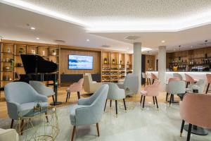 Lounge nebo bar v ubytování Brit Hotel Paris Orly Rungis
