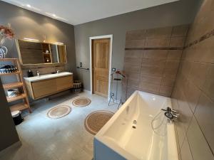 Ένα μπάνιο στο Propriété de charme avec SPA au cœur de Barbizon.La Barbizonaise +68 φωτογραφίες