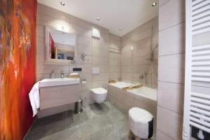 ノイキルヒェン・アム・グロースヴェンエーディガーにあるNationalpark Chalet Hohe Warteの洗面台、トイレ、浴槽を備えたバスルーム +47枚の写真