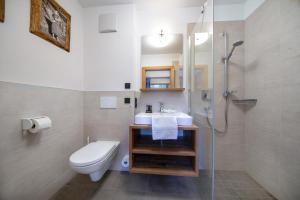 Bilik mandi di Nationalpark Chalet Malhamhorn +46 gambar