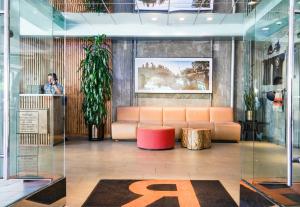 a living room with a couch and a table at Hotel Erwin Venice Beach in Los Angeles