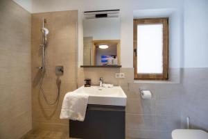 a bathroom with a sink and a shower at Nationalpark Chalet Säulspitze in Neukirchen am Großvenediger +42 photos