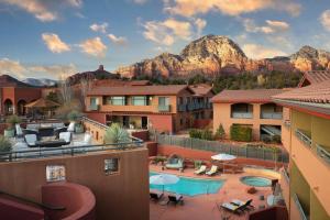 un hotel con vista sulle montagne di The Wilde Resort and Spa a Sedona