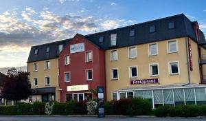 a group of buildings in front of a building at L2R La Ferté sous Jouarre in La Ferté-sous-Jouarre