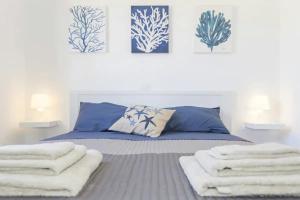a bedroom with a bed with towels on it at Casita Del Sol in Caleta De Fuste
