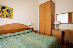Postel nebo postele na pokoji v ubytování Hotel Scogliera